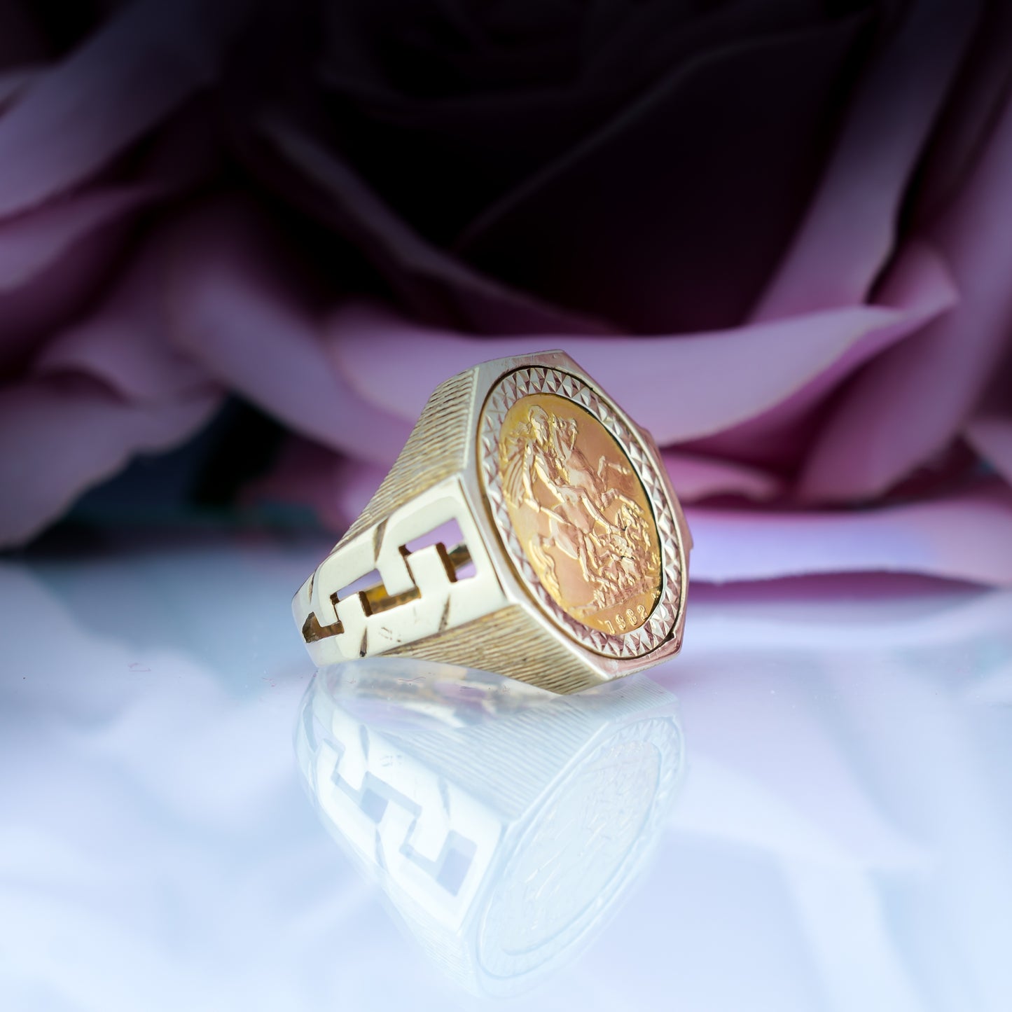 9ct Gold & 22ct Queen Elizabeth Half Sovereign Ring