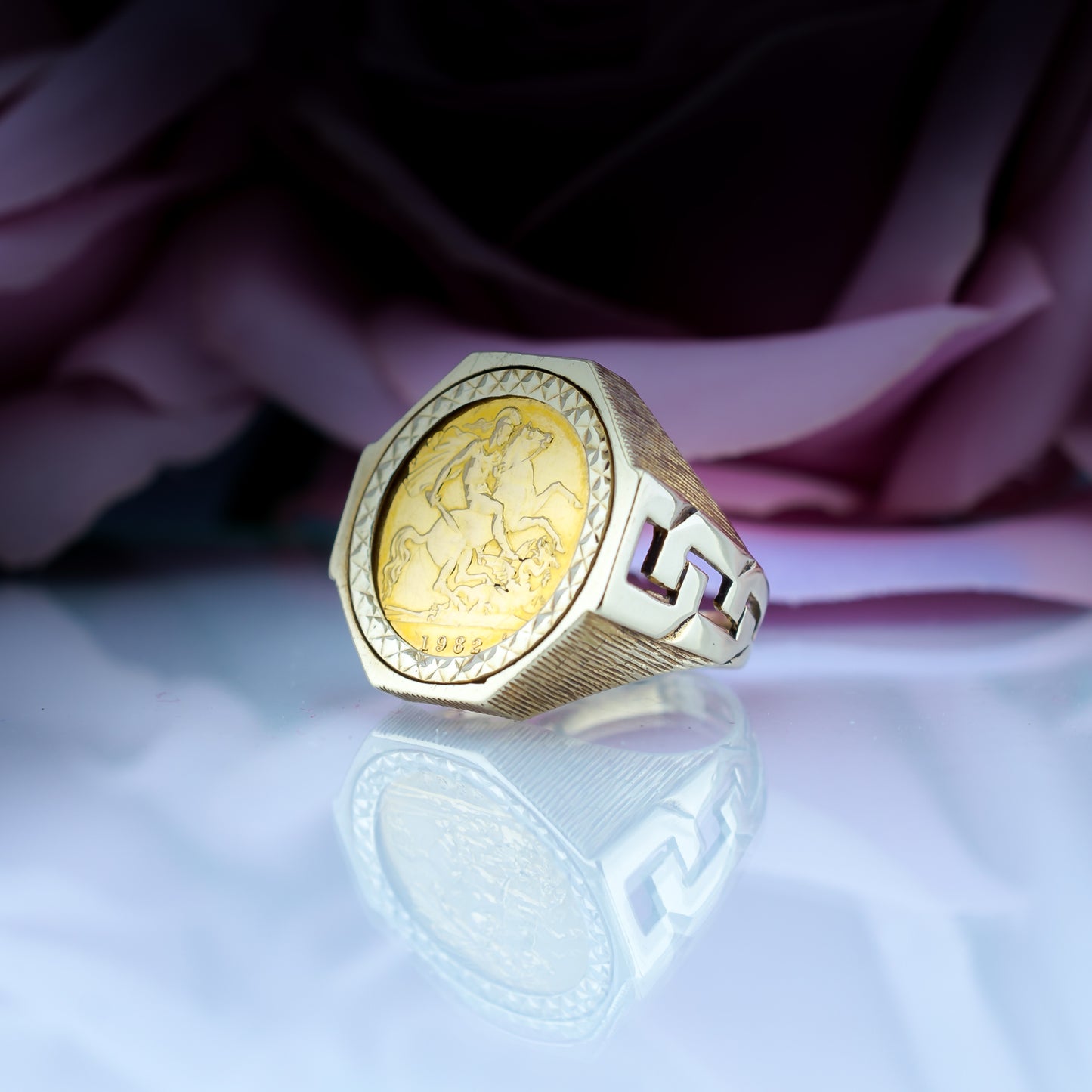 9ct Gold & 22ct Queen Elizabeth Half Sovereign Ring