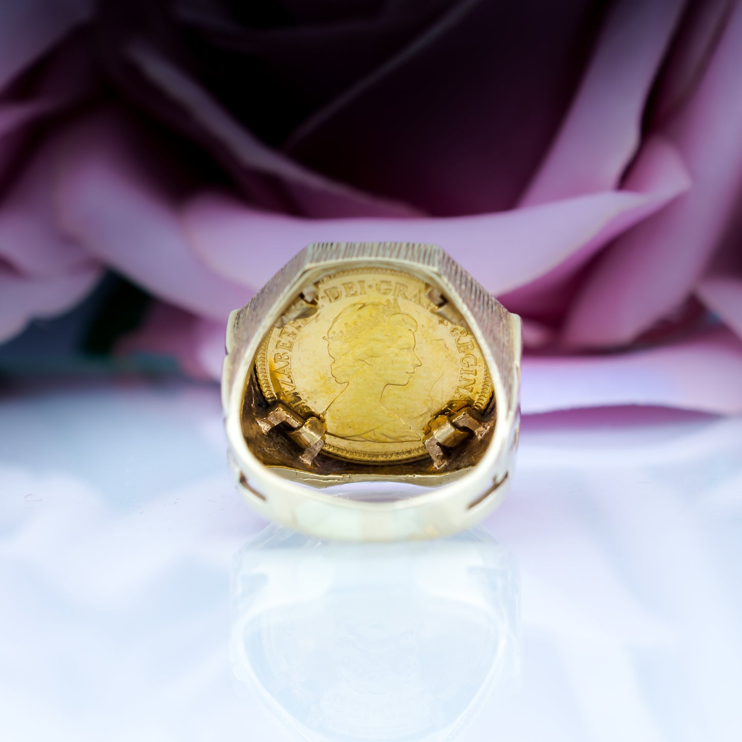 9ct Gold & 22ct Queen Elizabeth Half Sovereign Ring