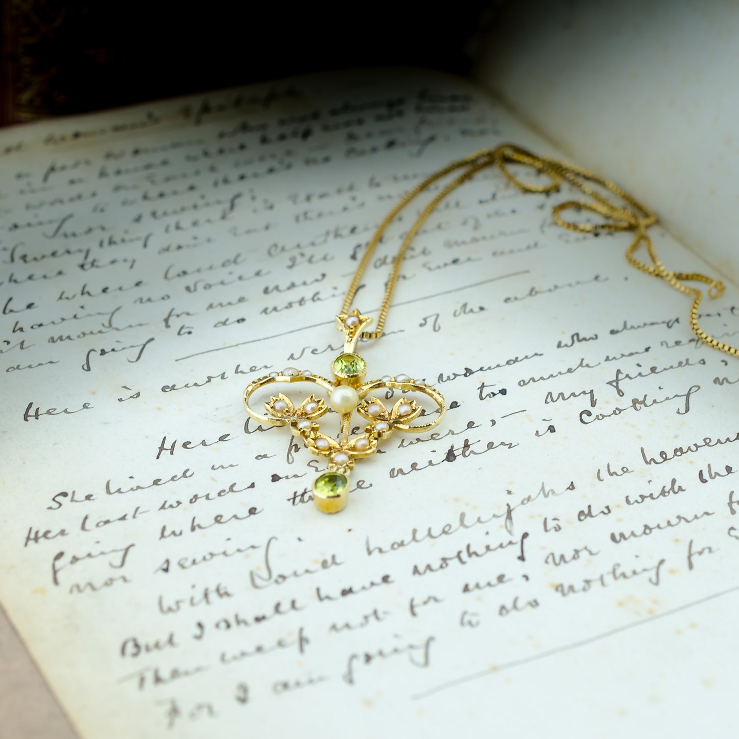 15ct Gold Peridot & Seed Pearl Pendant