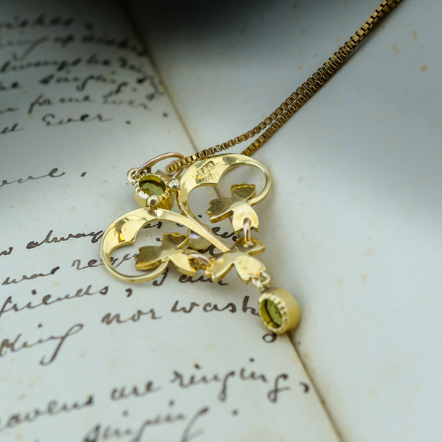 15ct Gold Peridot & Seed Pearl Pendant