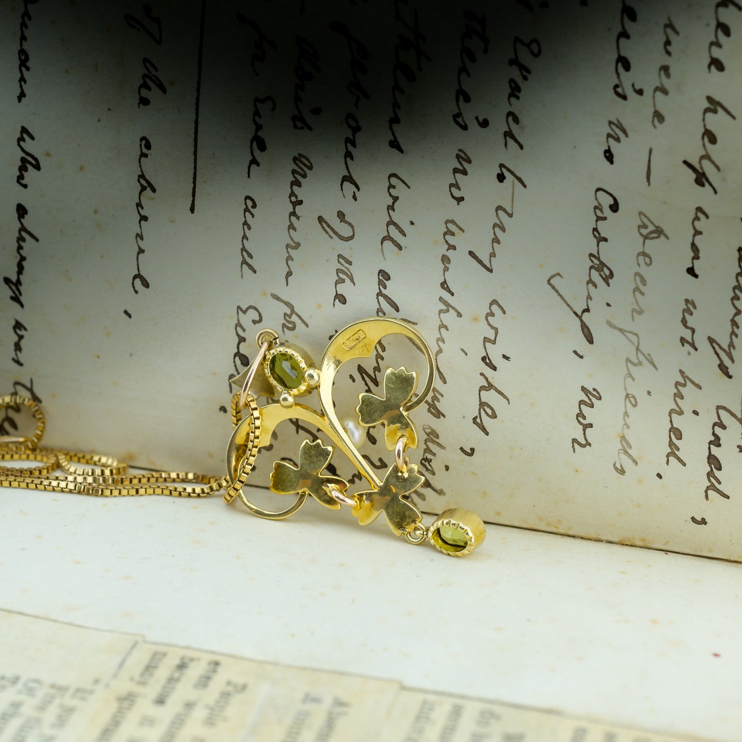 15ct Gold Peridot & Seed Pearl Pendant